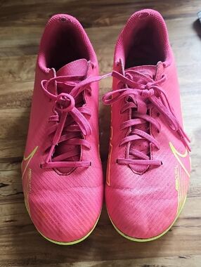 Girls Nike Bright Pink Soccer Cleats